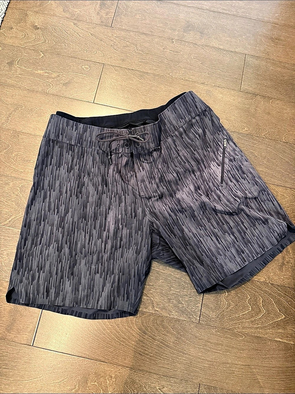 Lululemon Athletica Men’s Swim Short 9’’ lined - Size 38